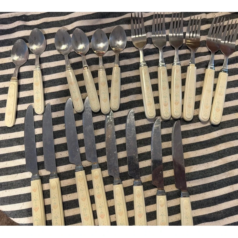 Vintage 20pc Flatware Set Cream Heart Floral Pattern Stainless Taiwan Country